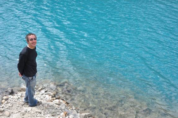 A incrível laguna que fica aos pés do Alpamayo, no trekking Santa Cruz, na Cordillera Blanca, região de Huaraz, no Peru